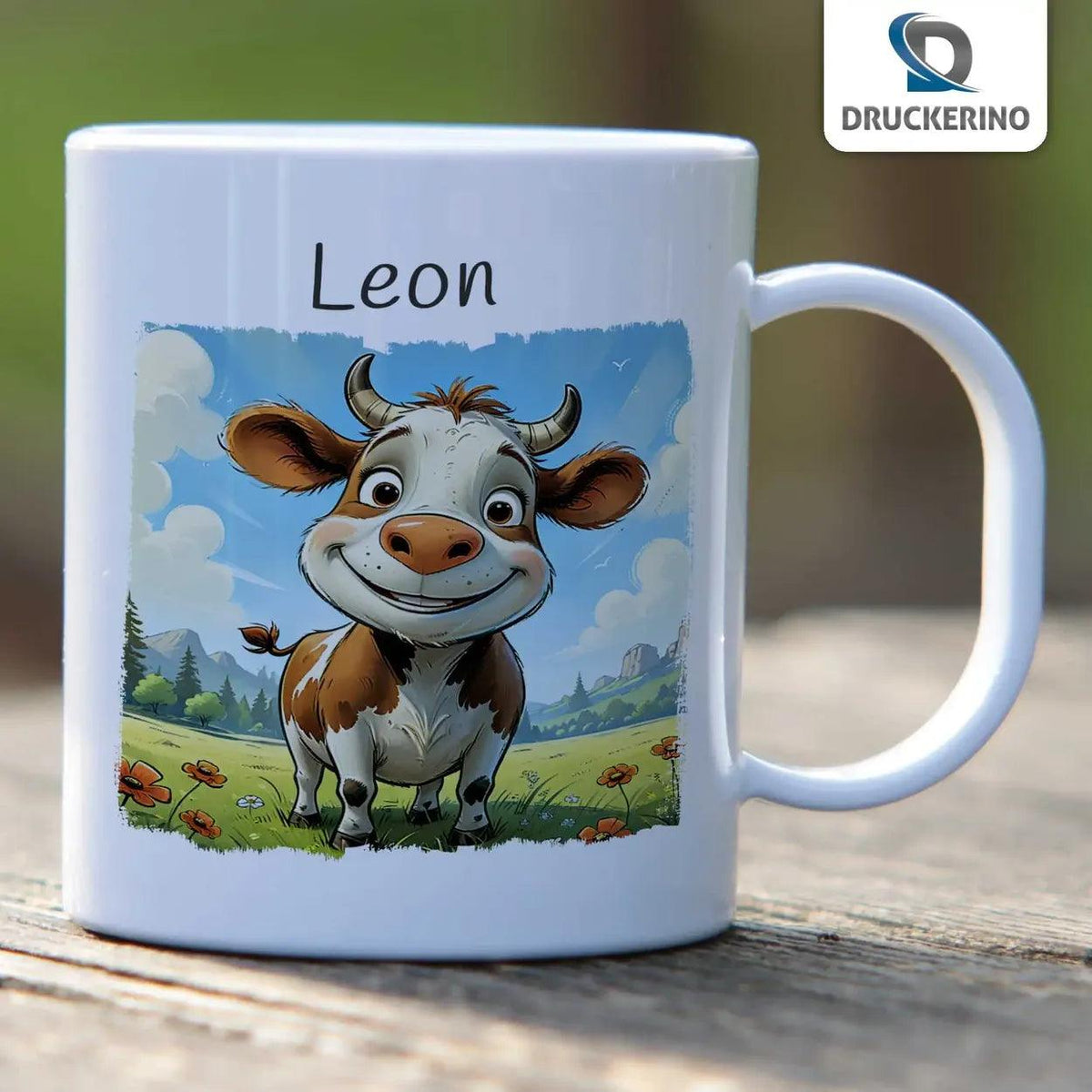 Kindertasse mit Namen | Abenteuerkuh auf der Wiese - Druckerino