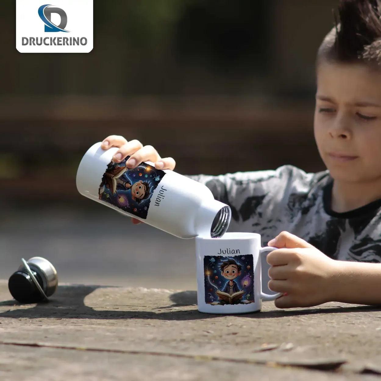 Kindertasse mit Namen | Zauberlehrling-Abenteuer - Druckerino