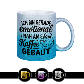 Glitzertasse Ich bin gerade emotional nah am Kaffee gebaut Tasse mit Spruch in Blau