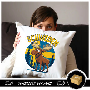 Dekokissen Schweden mit Elch vor Flagge auf Sofa – Geschenkidee für Skandinavien Fans von druckerino.de