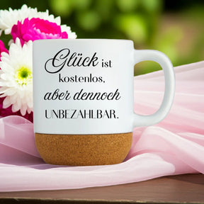 Tasse Glück ist kostenlos, aber dennoch unbezahlbar auf dekoriertem Hintergrund